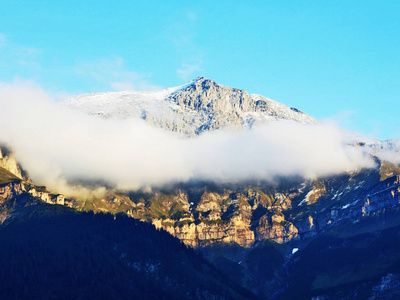 瑞士格拉鲁斯州格拉纳兰旅游区高山峰上的第一场雪