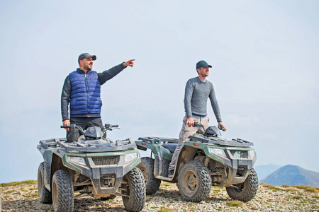 男性骑行 atv 车在越野轨道享用看法