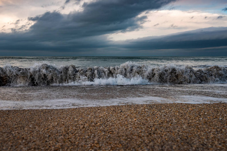 海滨暴风雨的海浪图片