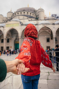 跟随我旅行概念女人享受美丽的风景苏丹赫迈特蓝清真寺著名的伊斯兰地标清真寺旅行伊斯坦布尔土耳其