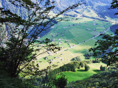 瑞士格勒鲁斯州林斯河谷及其沿线村庄的景色