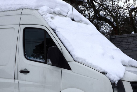 白色雪堆下的个灰色的大车厢