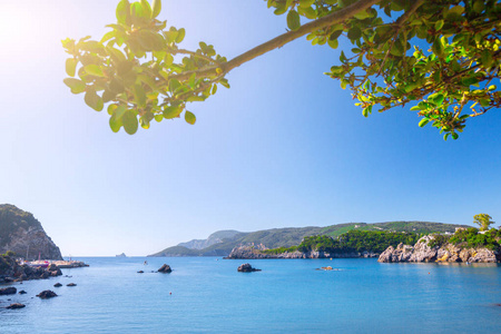 美丽的夏天全景海景。 在阳光明媚的阳光下，悬崖的景色进入了海湾，清澈的蔚蓝的水。 港口里的船和游艇。 地中海在欧洲的某个地方。