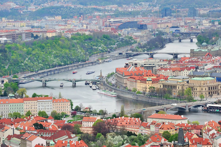 从Petrin山观察塔俯瞰伏尔塔瓦河和旧城的查尔斯桥的鸟瞰图。 捷克共和国