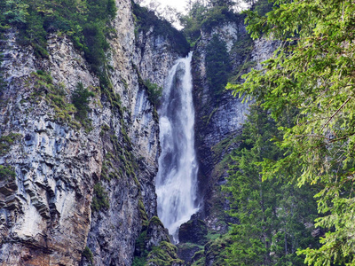 瑞士格拉鲁斯州布劳恩瓦尔德森林中的布拉赫巴赫溪流瀑布