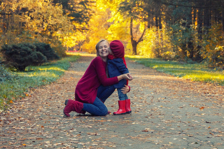 幸福的家庭 母女俩花时间在秋天的公园里。 笑着玩。