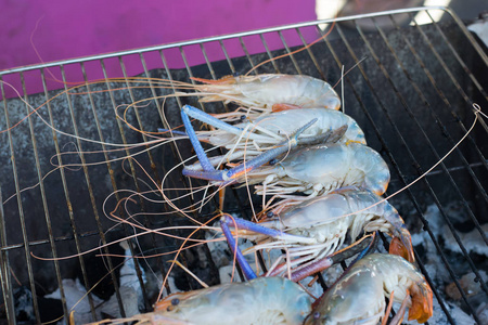 在街头食品市场的烤虾烧烤海鲜。