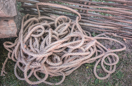 汉克绳索在村屋的篱笆附近扔了一根厚厚的绳子. 农村环境乡村生活.