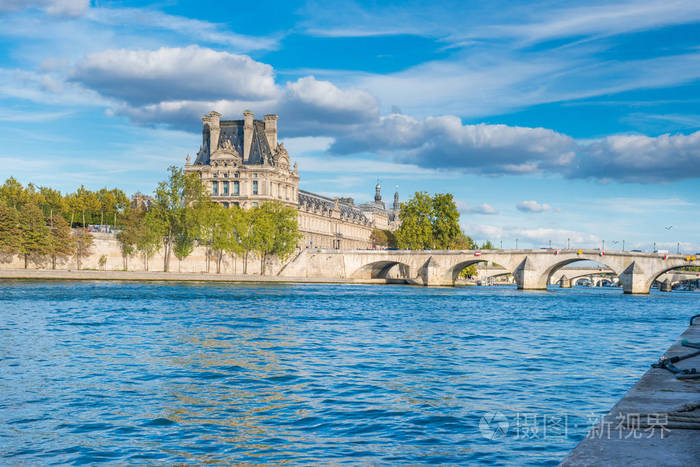 蓝色塞纳河上卢浮宫博物馆的美丽景色. 法国巴黎