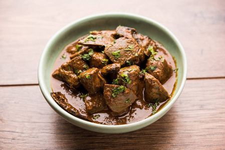 羊肉肝煎或卡莱吉马萨拉流行的非素食食谱来自印度和巴基斯坦。 盛干或咖喱的碗，卡拉希或盘子