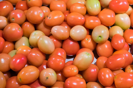 市场上的红色西红柿或樱桃番茄背景蔬菜。
