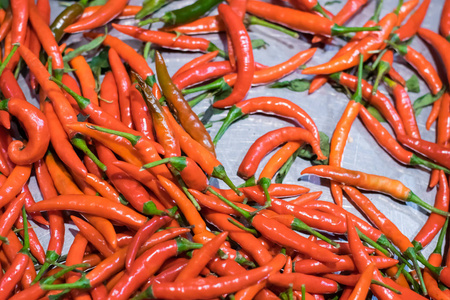 红辣椒或辣椒在菜市场出售。
