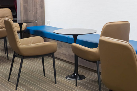 棕色椅子与玻璃桌在共同工作空间办公室会议室。
