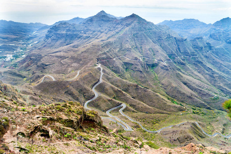 金丝雀岛的自然景观，有山脉青山和弯曲的道路