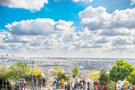 从蒙马特俯瞰巴黎城市全景。 美丽的旅游城市