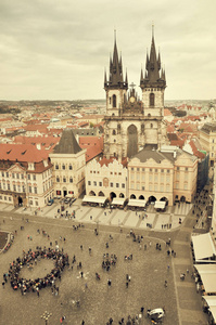 从捷克共和国布拉格的老城广场看到泰恩之前的圣母哥特式教堂。