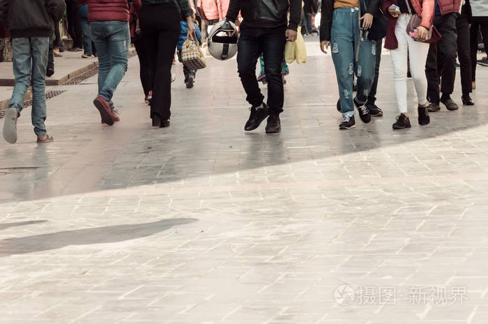 大城市生活.人群行走-一群人一起行走(运动模糊)