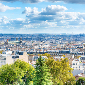 从蒙马特俯瞰巴黎城市全景。美丽的旅游城市