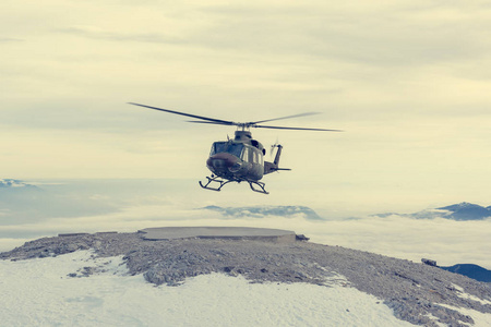 山区救援直升机降落接送伤员