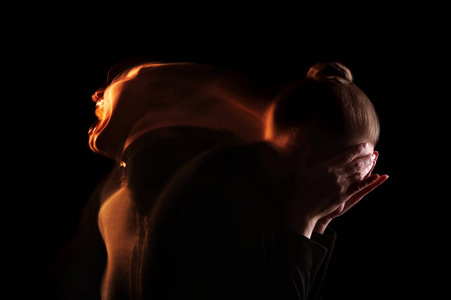 反映了沮丧的女孩镜子我是谁自私和自恋人格的概念男人的手拿着一张