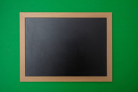 黑色空白空黑板与木框绿色墙壁背景。 文本空间