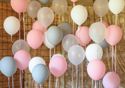 白色粉红色和灰色糊状氦气球复制空间。 假日概念。 结婚生日圣诞节情人节