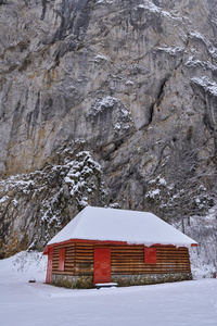 冬天在山上的木棚或谷仓