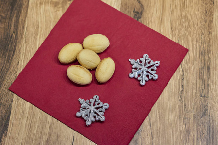 核桃形状的黄油饼干和圣诞装饰