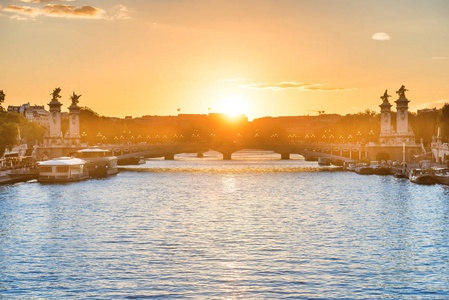 法国巴黎塞纳河上美丽的日落