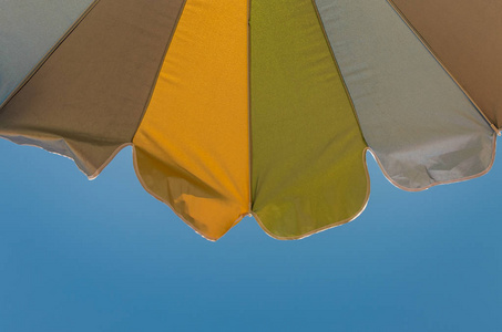 五颜六色的太阳伞在海边的蓝天上