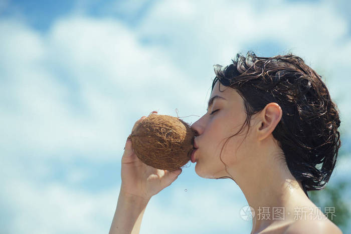 椰子油生产喝椰子汁的女人暑假可可牛奶饮食干净素食主义者和素食主义