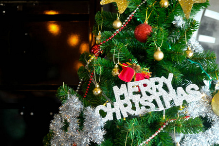 圣诞树上贴满圣诞装饰品图片
