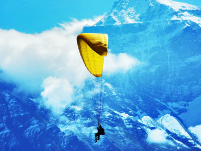 瑞士格拉鲁斯州格拉尔纳兰旅游区格拉尔纳山脉的串联滑翔伞