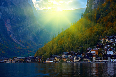 日出在哈尔施塔特奥地利阿尔卑斯山度假村和山村与传统的农村阿尔卑斯屋, 餐馆, 酒店和木船房子在哈尔施塔特湖。位置 奥地利阿尔卑