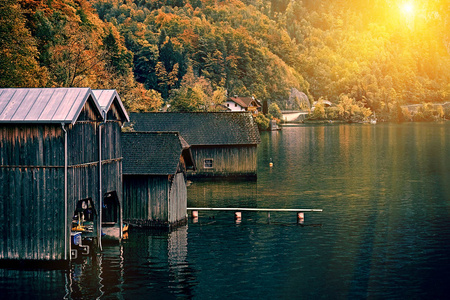 木船房子在阿尔卑斯在 hallstatt 山村在湖.