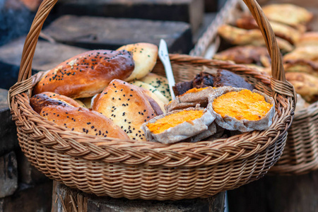 街道食品市场上有不同面包的篮子。 选择性聚焦。