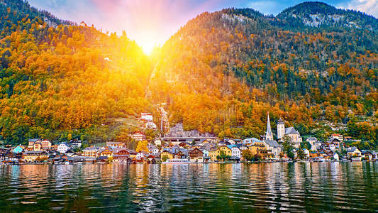 奥地利阿尔卑斯山的全景风景日出景观。哈尔施塔特湖的哈尔施塔特山村。哈尔施塔特阿尔卑斯山上的阳光明媚的湖景。位置 度假村村庄哈尔
