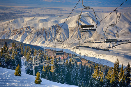 从山顶看到美丽的景色，有现代的滑雪链