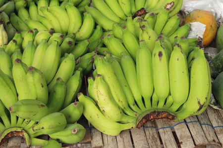 新鲜香蕉在市场上很好吃