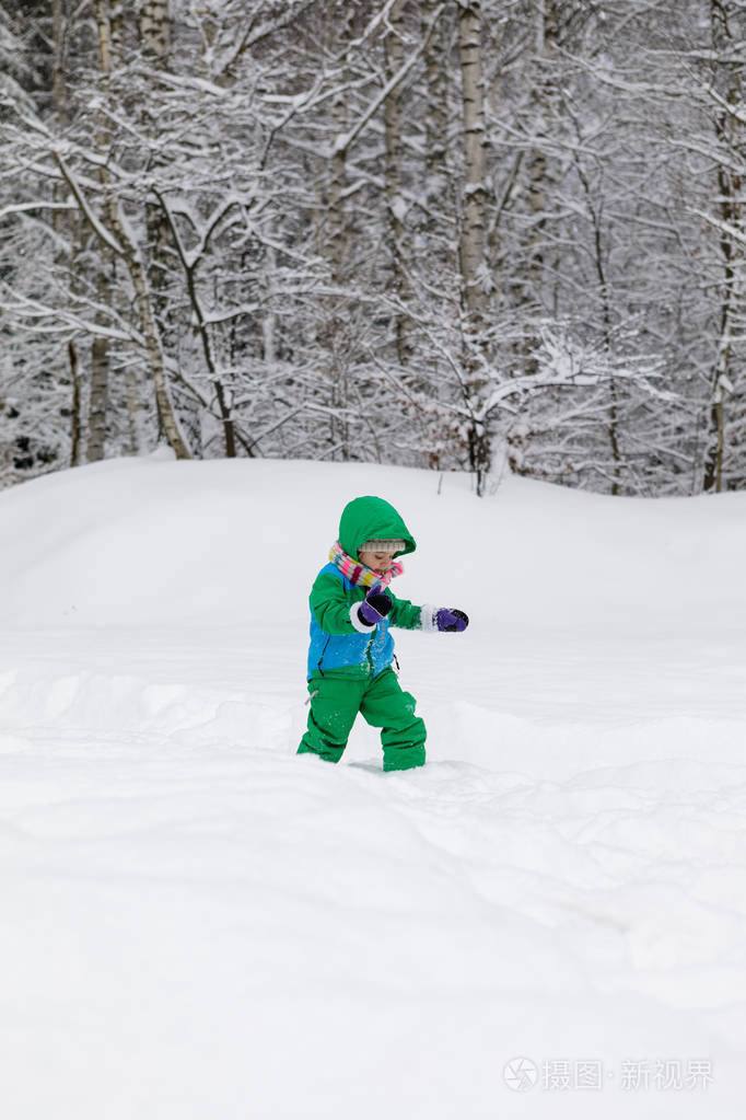 穿着温暖衣服的孩子在冬天的冬天在雪地里玩冬天的户外乐趣孩子们在