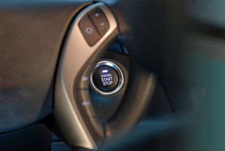 现代汽车仪表盘上的启动停止引擎按钮照片