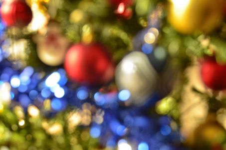圣诞树装饰的细节，彩色球，闪闪发光的丝带。 圣诞假期概念。