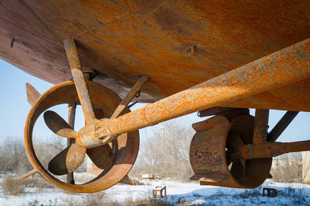 两个生锈的螺丝在喷嘴属于船，它站在一个干燥的码头在冬季