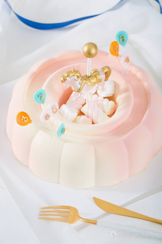 白色盘子里的棉花糖蛋糕