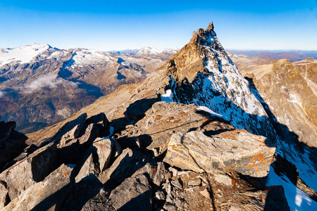 从格罗塞哈夫纳山顶或日出时的高峰, 阿尔卑斯山奥地利, 霍赫陶恩神奇的最高视野