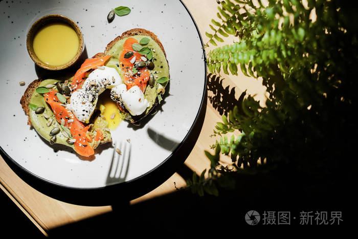 美味健康的食物 一份美味的食物 餐厅的食物 精致菜品 创意餐厅用餐理念 高级时装美食 桌上有鸡肉沙拉的盘子照片 正版商用图片16m226 摄图新视界