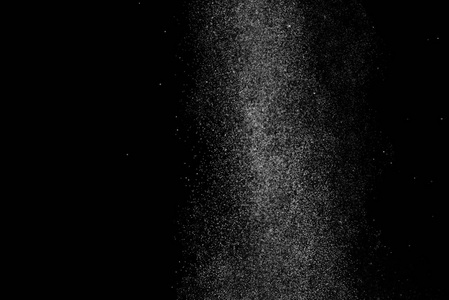 抽象的水溅在黑色背景上。白色粒子的冻结运动。雨，雪覆盖质地..
