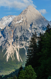 夏季阿尔卑斯山山岩顶景奥地利。