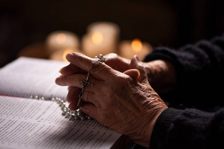 那个女人在圣经中祈祷