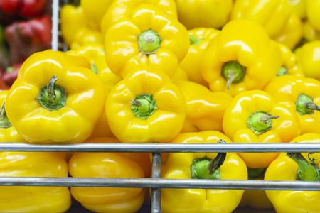 黄色胡椒在超级市场的货架上展出出售..